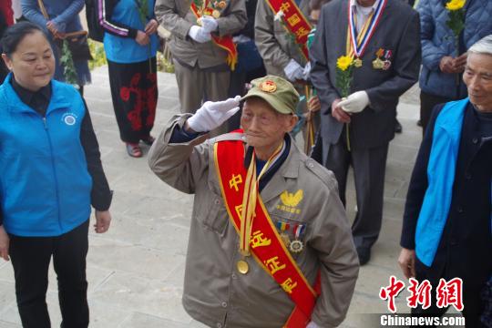 十名四川抗戰(zhàn)老兵到訪云南松山戰(zhàn)役遺址祭奠戰(zhàn)友