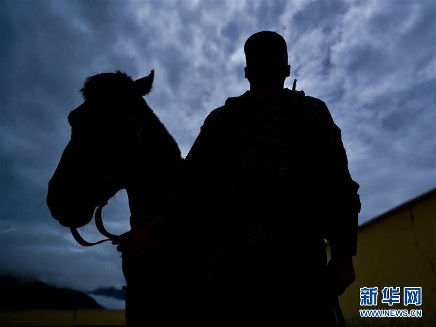 （新華全媒頭條·愛國情 奮斗者·圖文互動）（6）初心不改 紅心向黨——西部戰區陸軍某旅玉樹獨立騎兵連連長尼都塔生一家四代跟黨走紀實