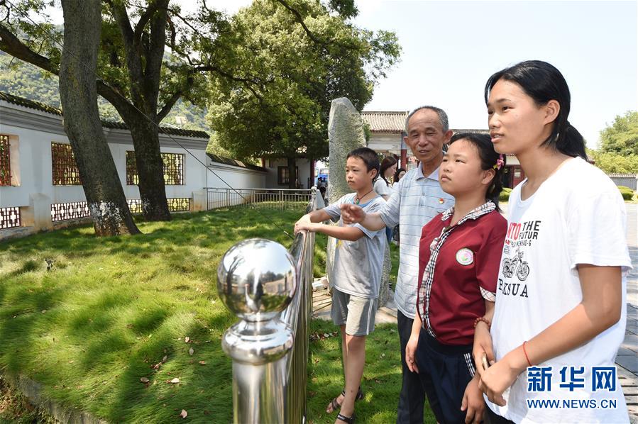 （壯麗70年·奮斗新時代——記者再走長征路·圖文互動）（3）“紅軍樹”下憶初心、守初心