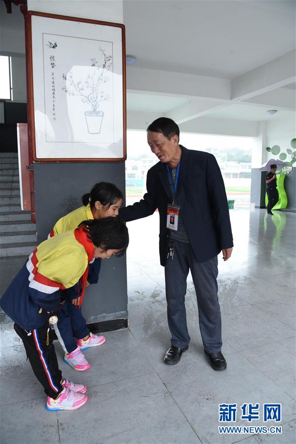 （愛國情 奮斗者·圖文互動）（2）大山園丁的堅守——記貴州黔西縣鄉村教師楊紹書