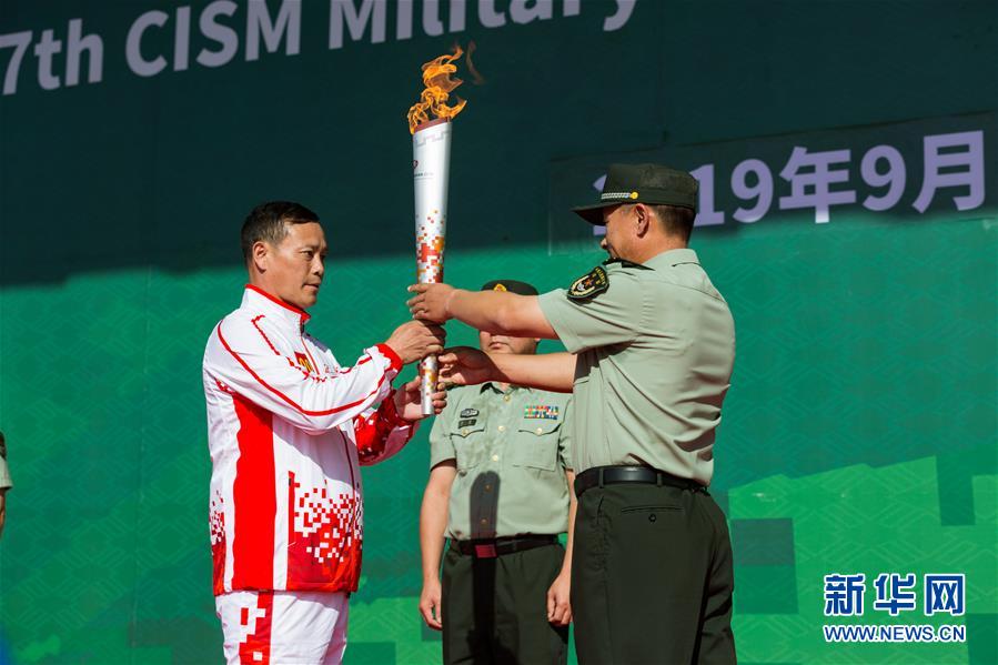 （體育）（1）第七屆世界軍人運(yùn)動會火炬?zhèn)鬟f活動第二站在“開國大典紅一師”舉行