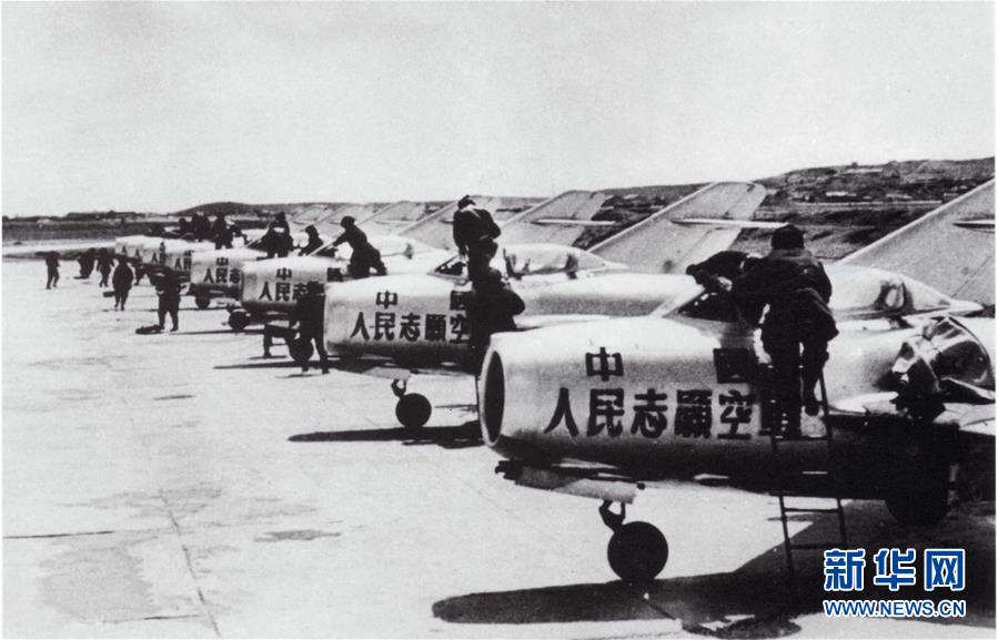 （新華全媒頭條·人民空軍70年·圖文互動）（3）陽光照耀奮飛的航程——黨中央、中央軍委和習主席關心人民空軍建設發(fā)展紀實