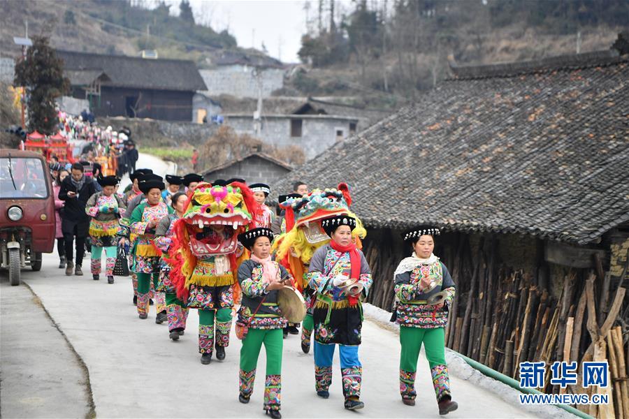 （在習(xí)近平新時代中國特色社會主義思想指引下——新時代新作為新篇章·總書記關(guān)切脫貧事·圖文互動）（2）精準(zhǔn)扶貧：提速脫貧奔小康