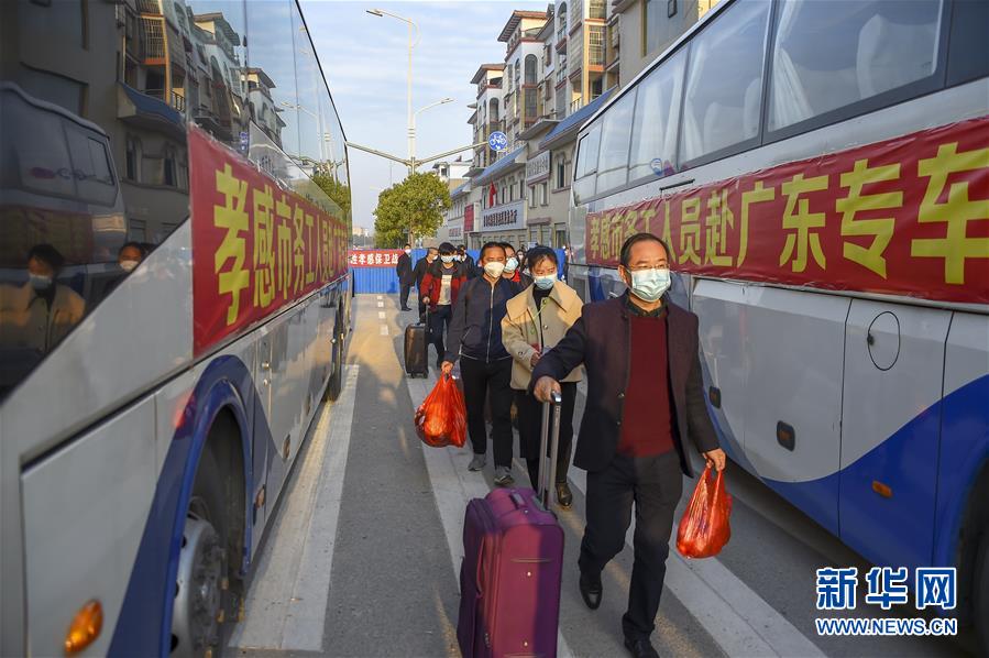 （新華全媒頭條·在習近平新時代中國特色社會主義思想指引下——新時代新作為新篇章·圖文互動）（5）同心戰“疫”彰顯人民至上——各地各部門貫徹落實習近平總書記重要指示精神統籌推進疫情防控和經濟社會發展 