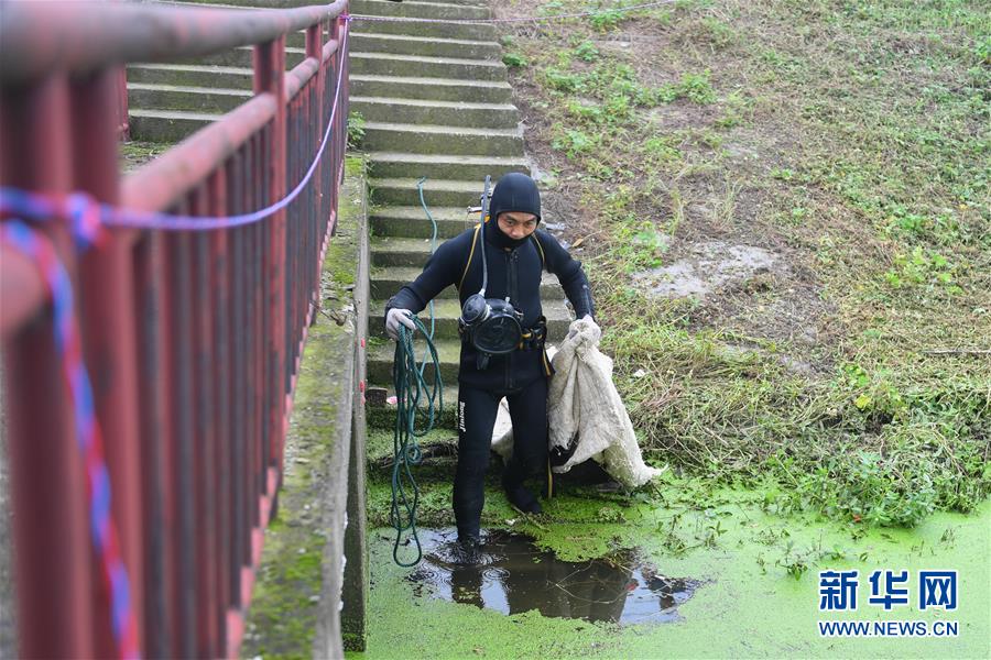 （防汛抗洪·圖文互動）（3）洞庭“蛙人”：在水下10米打響家園保衛戰