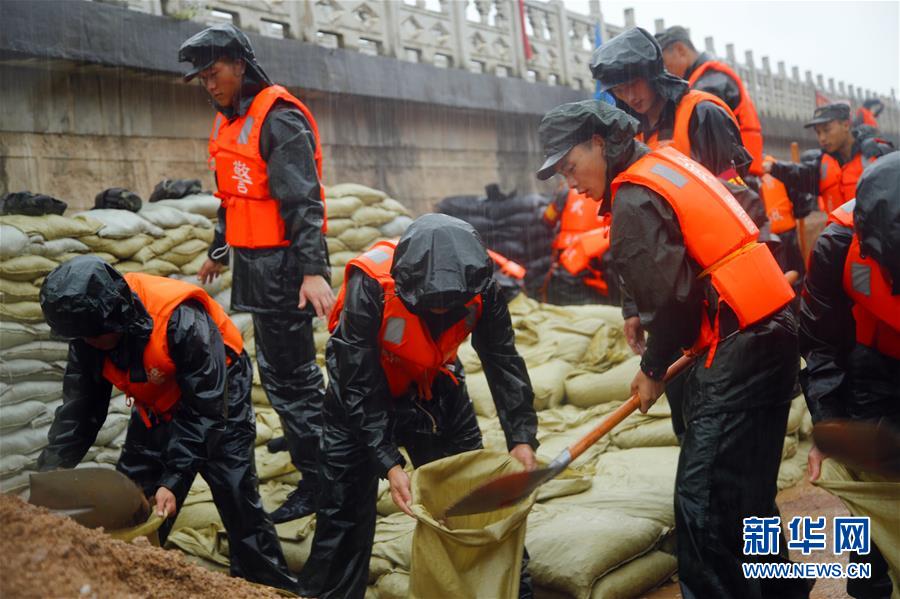 （防汛抗洪·圖文互動）（1）洪水不退，子弟兵誓死不退——解放軍和武警部隊官兵參與洪澇災害搶險救援記事