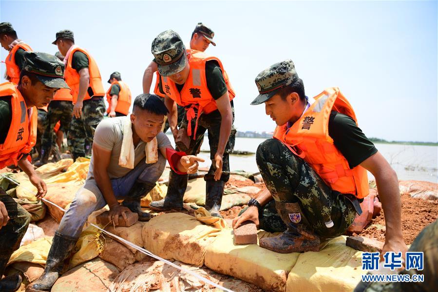 （防汛抗洪·圖文互動）（2）洪水不退，子弟兵誓死不退——解放軍和武警部隊官兵參與洪澇災害搶險救援記事