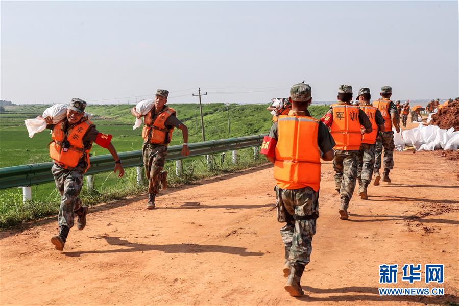 （防汛抗洪·圖文互動）（5）洪水不退，子弟兵誓死不退——解放軍和武警部隊官兵參與洪澇災害搶險救援記事