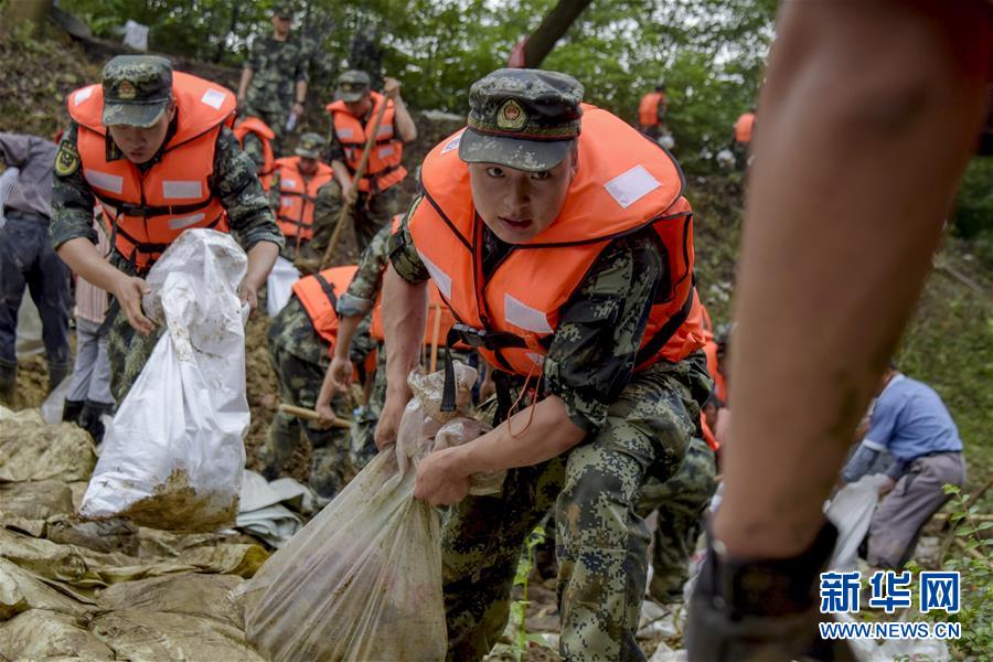 （防汛抗洪·圖文互動）（6）洪水不退，子弟兵誓死不退——解放軍和武警部隊官兵參與洪澇災害搶險救援記事