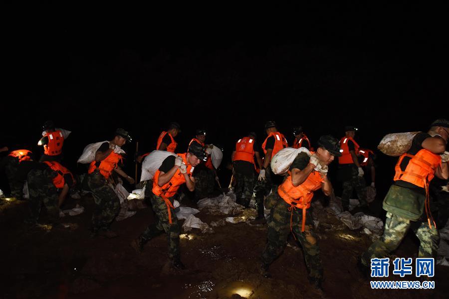 （防汛抗洪·圖文互動）（7）洪水不退，子弟兵誓死不退——解放軍和武警部隊官兵參與洪澇災害搶險救援記事