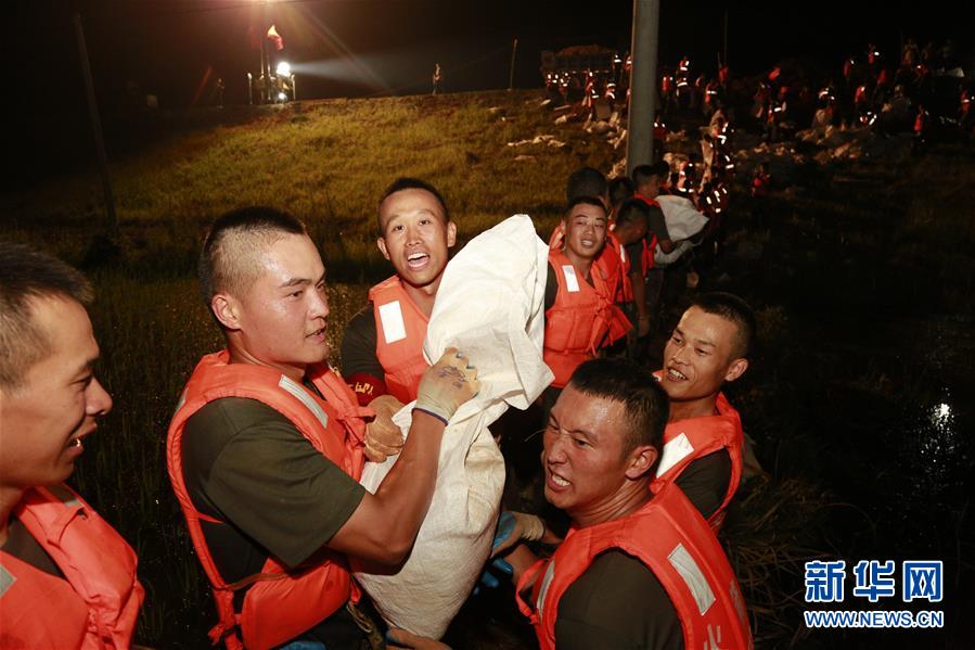 （防汛抗洪·圖文互動）（8）洪水不退，子弟兵誓死不退——解放軍和武警部隊官兵參與洪澇災害搶險救援記事