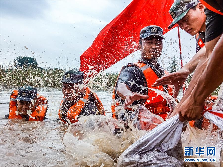 （防汛抗洪·圖文互動）（9）洪水不退，子弟兵誓死不退——解放軍和武警部隊官兵參與洪澇災害搶險救援記事