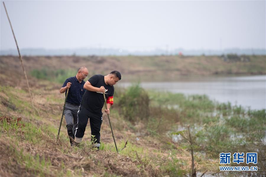 （防汛抗洪·圖文互動）（1）在大堤上成長，為人民守護——洪水中的青年“生力軍”