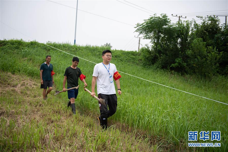 （防汛抗洪·圖文互動）（3）在大堤上成長，為人民守護——洪水中的青年“生力軍”