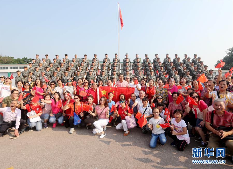 （圖文互動）（4）“我和我的祖國，一刻也不能分割”——解放軍駐香港部隊與市民共同慶祝國慶70周年見聞