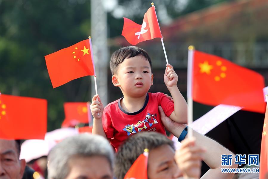 （圖文互動）（2）“我和我的祖國，一刻也不能分割”——解放軍駐香港部隊與市民共同慶祝國慶70周年見聞