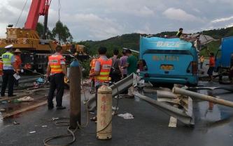 廣東龍門發(fā)生客車側(cè)翻事故致19人死亡