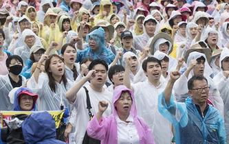 韓國民眾冒雨參加大規模和平游行示威