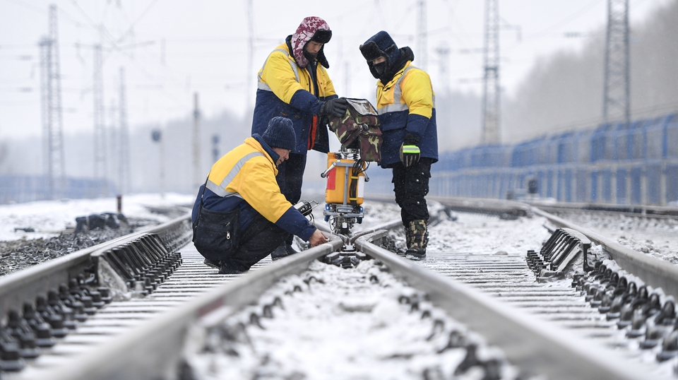 嚴寒下的“鐵路醫生”：風雪中守護回家路