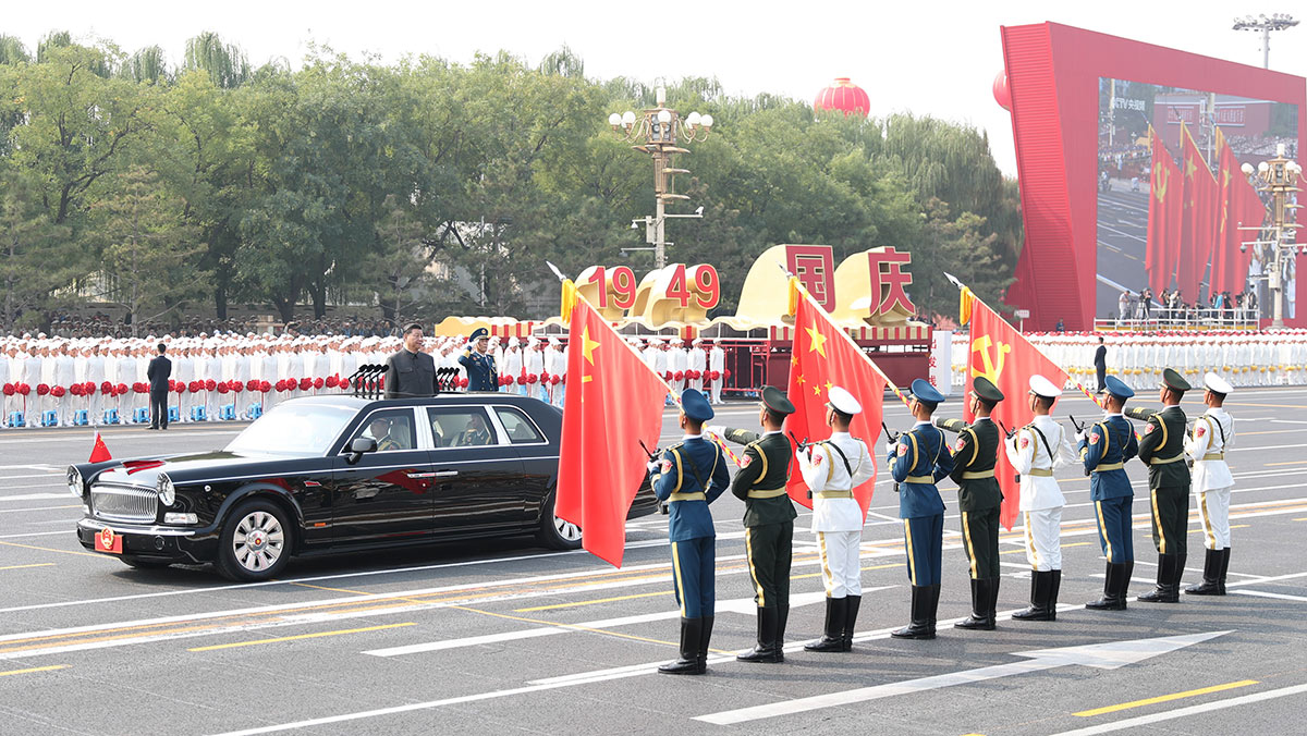 習(xí)近平驅(qū)車行進(jìn)至黨旗、國(guó)旗、軍旗前，向旗幟行注目禮