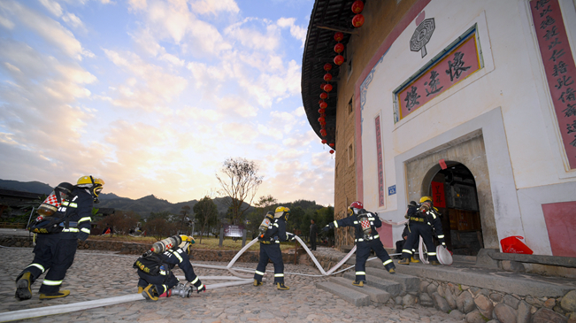 福建南靖：守護世遺土樓的“火焰藍”