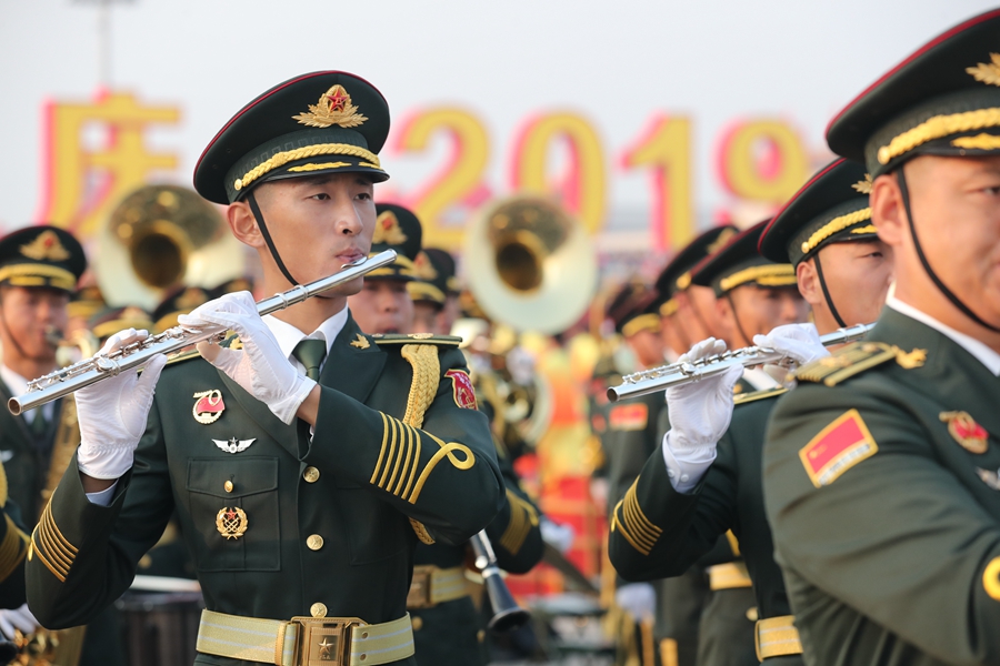 解放軍聯(lián)合軍樂(lè)團(tuán)在廣場(chǎng)就位后進(jìn)行準(zhǔn)備工作和試奏。據(jù)了解，解放軍聯(lián)合軍樂(lè)團(tuán)此次演奏是從開(kāi)國(guó)大典至今歷次閱兵以來(lái)演奏曲目最多的一次，不少曲目是為此次閱兵量身打造的全新作品，此次也是歷次女演奏員最多的一次。