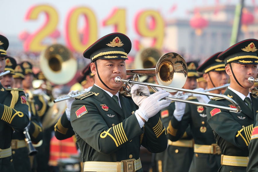 解放軍聯(lián)合軍樂(lè)團(tuán)在廣場(chǎng)就位后進(jìn)行準(zhǔn)備工作和試奏。據(jù)了解，解放軍聯(lián)合軍樂(lè)團(tuán)此次演奏是從開(kāi)國(guó)大典至今歷次閱兵以來(lái)演奏曲目最多的一次，不少曲目是為此次閱兵量身打造的全新作品，此次也是歷次女演奏員最多的一次。