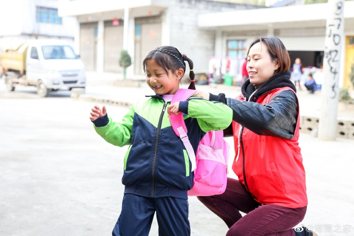 在貴州南開鄉(xiāng)塢鉛小學的捐贈行動中，“多一克溫暖”團隊結識了這個活潑愛笑的姑娘——李漫妮。父母很早離異，爸爸常年在外打工，7歲的她和奶奶兩人相依為命。海瀾之家給漫妮的家人也準備了羽絨服，懂事的漫妮說，想要快快長大，讓奶奶過上好日子。