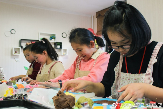 在北京，孩子們上了一節(jié)別開生面的廚藝課——手工DIY餅干。孩子們腦洞大開親自上手，從制作到出爐不僅留下了噴香的餅干，還留下了珍貴的回憶。親手做的餅干孩子們舍不得獨享，成為了回程路上最重要的“伴手禮”