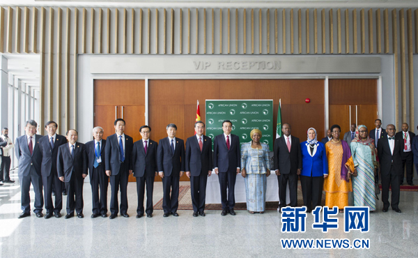 5月5日，中國國務(wù)院總理李克強(qiáng)在亞的斯亞貝巴非洲聯(lián)盟總部會見非盟委員會主席祖馬。這是會見后，李克強(qiáng)同祖馬參加集體合影。新華社記者王曄攝