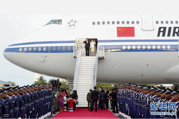 9月14日，國家主席習(xí)近平抵達(dá)馬累，開始對馬爾代夫進(jìn)行國事訪問。習(xí)近平和夫人彭麗媛在機場受到馬爾代夫總統(tǒng)亞明夫婦的熱情迎接。 新華社記者 張鐸 攝