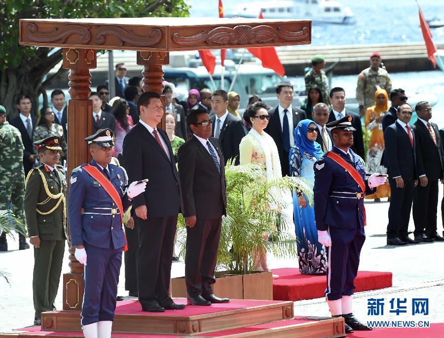 9月15日，國(guó)家主席習(xí)近平同馬爾代夫總統(tǒng)亞明在馬累舉行會(huì)談。會(huì)談前，亞明在共和國(guó)廣場(chǎng)為習(xí)近平舉行歡迎儀式。 新華社記者 馬占成 攝