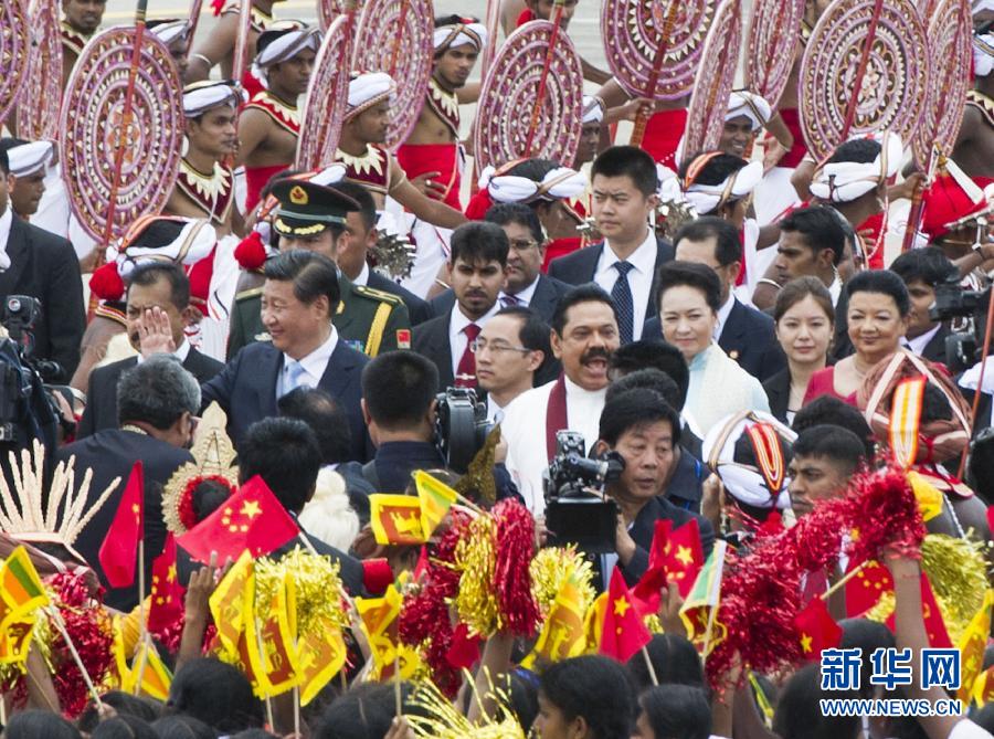 9月16日，國家主席習(xí)近平抵達(dá)科倫坡，開始對斯里蘭卡進(jìn)行國事訪問。在班達(dá)拉奈克國際機(jī)場，習(xí)近平和夫人彭麗媛受到拉賈帕克薩總統(tǒng)夫婦熱情迎接。新華社記者黃敬文攝 