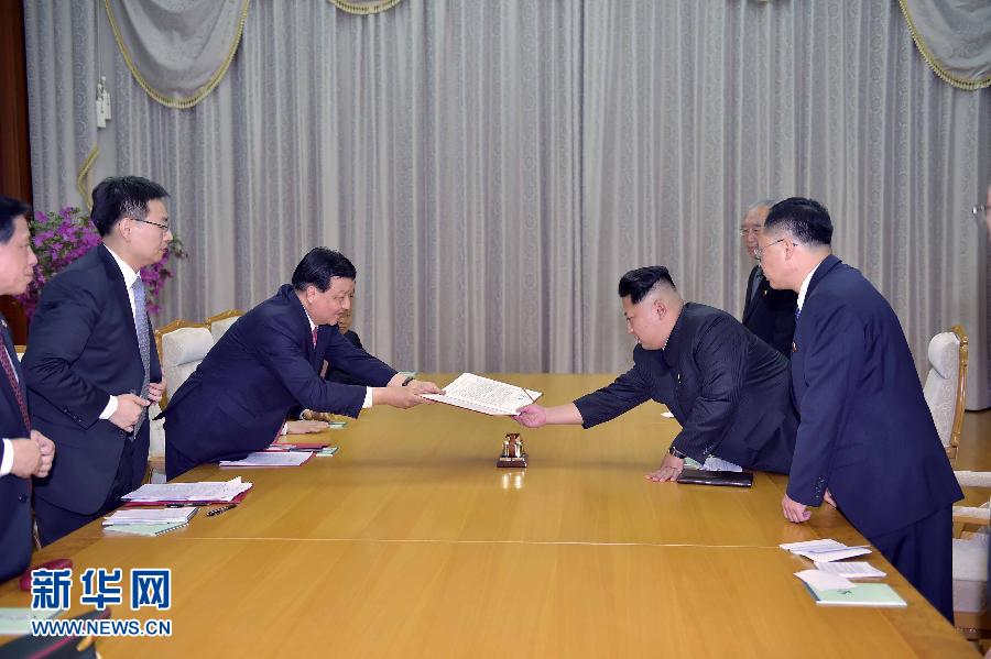 10月9日，中共中央政治局常委、中央書記處書記劉云山在平壤百花園迎賓館會見朝鮮勞動黨第一書記金正恩。這是劉云山向金正恩轉(zhuǎn)交習(xí)近平總書記的親署函。新華社記者 李濤 攝