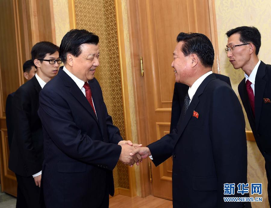 10月9日，在朝鮮進(jìn)行正式友好訪問的中共中央政治局常委、中央書記處書記劉云山與朝鮮勞動黨中央政治局委員、中央書記崔龍海舉行會談。新華社記者 饒愛民 攝