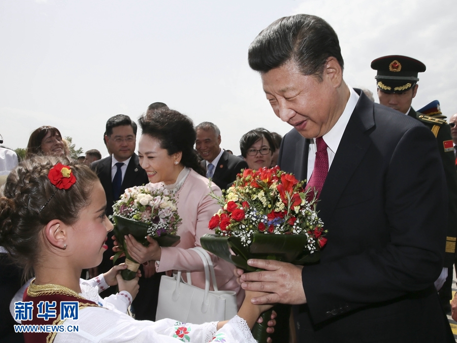  6月17日，國家主席習近平乘專機抵達貝爾格萊德，開始對塞爾維亞共和國進行國事訪問。塞爾維亞少年兒童向習近平和夫人彭麗媛獻上鮮花。新華社記者 蘭紅光 攝 