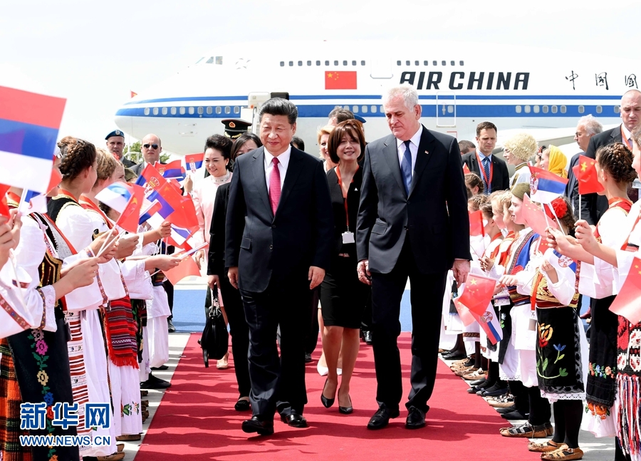 6月17日，國家主席習近平乘專機抵達貝爾格萊德，開始對塞爾維亞共和國進行國事訪問。習近平和夫人彭麗媛在機場受到塞爾維亞總統(tǒng)尼科利奇夫婦的熱情迎接。新華社記者 饒愛民 攝