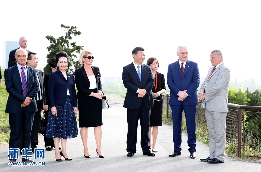 6月17日，中國國家主席習(xí)近平和夫人彭麗媛在塞爾維亞總統(tǒng)尼科利奇夫婦陪同下參觀具有悠久歷史的貝爾格萊德卡萊梅格丹公園。 新華社記者 馬占成 攝