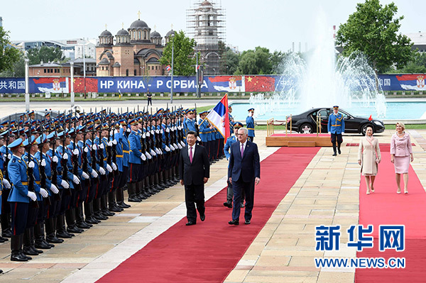 6月18日，國家主席習近平出席塞爾維亞總統(tǒng)尼科利奇在貝爾格萊德舉行的隆重歡迎儀式。 新華社記者饒愛民攝