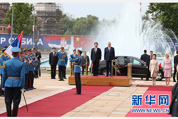  6月18日，國家主席習近平出席塞爾維亞總統(tǒng)尼科利奇在貝爾格萊德舉行的隆重歡迎儀式。 新華社記者馬占成攝