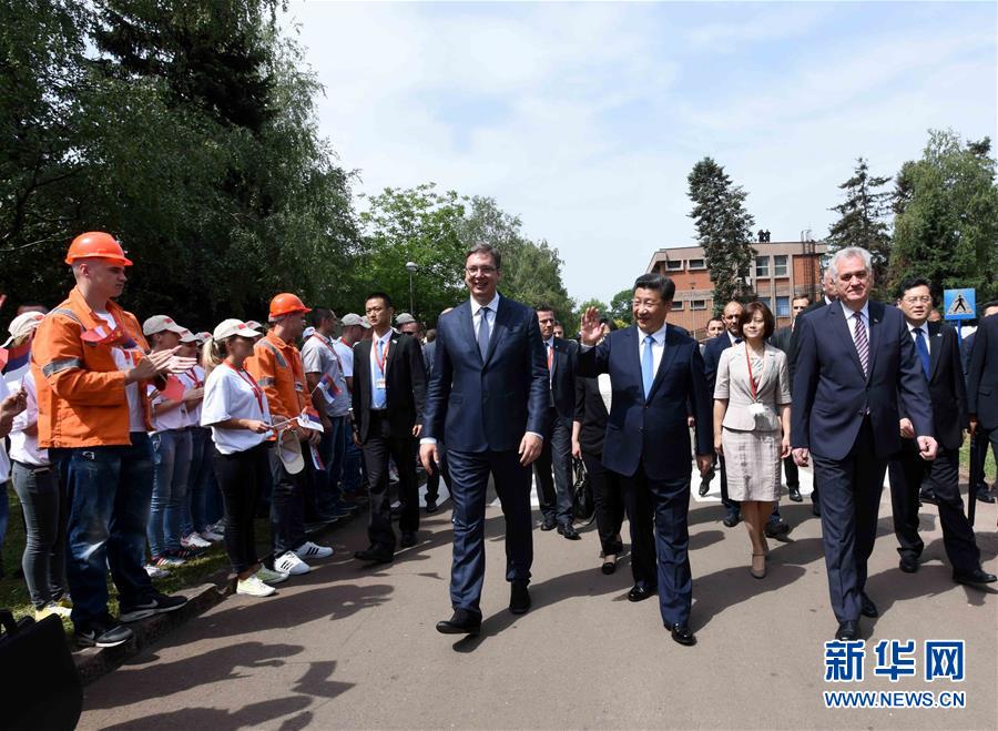 6月19日上午，國家主席習近平在貝爾格萊德參觀河鋼集團塞爾維亞斯梅代雷沃鋼廠。習近平抵達時，塞爾維亞總統(tǒng)尼科利奇、總理武契奇在停車處熱情迎接。鋼廠工人和家屬、當?shù)厥忻駭?shù)千人夾道歡迎。新華社記者 饒愛民 攝