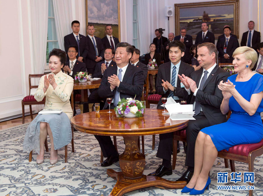 6月19日，國家主席習(xí)近平和夫人彭麗媛下午抵達(dá)波蘭首都華沙，當(dāng)晚即應(yīng)邀來到貝爾維德宮做客。這是習(xí)近平和彭麗媛同杜達(dá)夫婦共同欣賞波蘭馬佐夫舍民族歌舞團的精彩演出。新華社記者 謝環(huán)馳 攝 