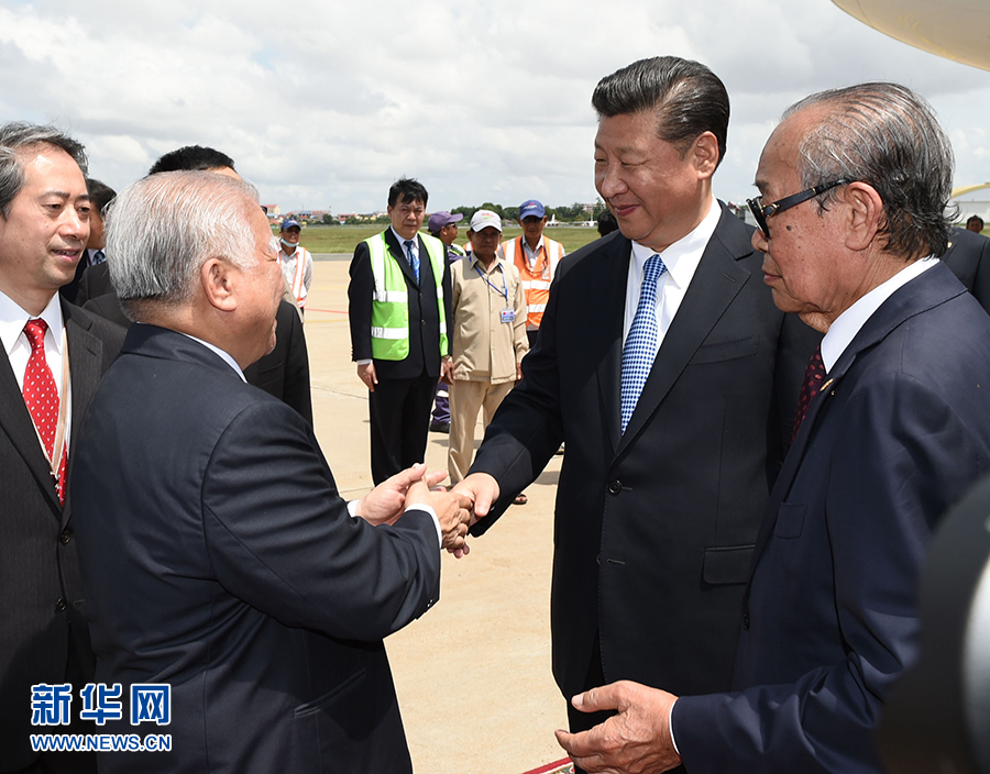 10月13日，國(guó)家主席習(xí)近平乘專(zhuān)機(jī)抵達(dá)金邊國(guó)際機(jī)場(chǎng)，開(kāi)始對(duì)柬埔寨王國(guó)進(jìn)行國(guó)事訪問(wèn)。柬埔寨副首相兼王宮事務(wù)大臣貢桑奧親王和夏卡朋親王、阿倫公主等在舷梯旁熱情迎接習(xí)近平主席。新華社記者　謝環(huán)馳　攝