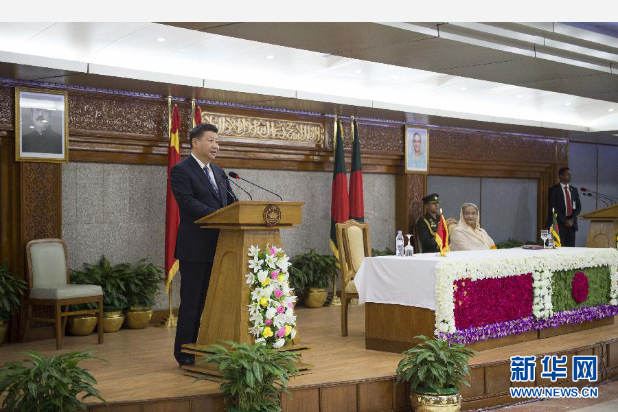 10月14日，國(guó)家主席習(xí)近平在達(dá)卡同孟加拉國(guó)總理哈西娜舉行會(huì)談。這是會(huì)談后，兩國(guó)領(lǐng)導(dǎo)人共同會(huì)見記者。 新華社記者謝環(huán)馳攝 