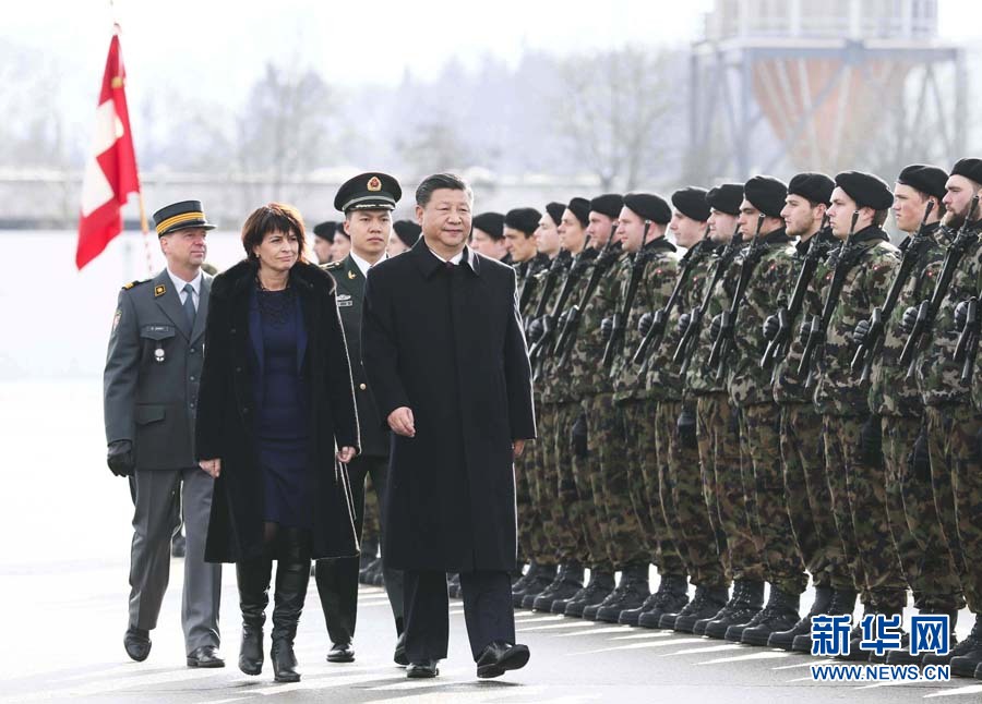 1月15日，國(guó)家主席習(xí)近平乘專機(jī)抵達(dá)蘇黎世，開(kāi)始對(duì)瑞士聯(lián)邦進(jìn)行國(guó)事訪問(wèn)。 這是習(xí)近平在瑞士聯(lián)邦主席洛伊特哈德陪同下檢閱儀仗隊(duì)。新華社記者 蘭紅光 攝