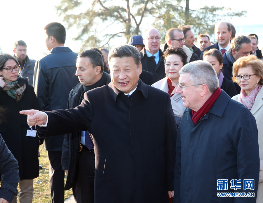 1月18日，國家主席習近平在瑞士洛桑國際奧林匹克博物館會見國際奧林匹克委員會主席巴赫。這是會見后，習近平和夫人彭麗媛在巴赫主席夫婦陪同下，參觀國際奧林匹克博物館。新華社記者 姚大偉 攝