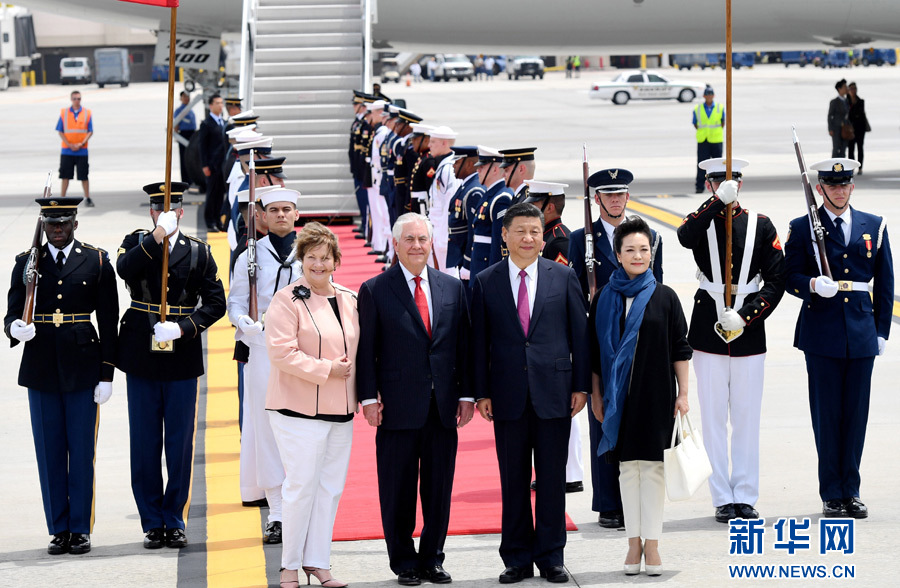 4月6日，國(guó)家主席習(xí)近平乘專機(jī)抵達(dá)美國(guó)佛羅里達(dá)州，將在海湖莊園同美國(guó)總統(tǒng)特朗普舉行中美元首會(huì)晤。習(xí)近平和夫人彭麗媛受到美國(guó)國(guó)務(wù)卿蒂勒森夫婦等熱情迎接。新華社記者 吳曉凌 攝