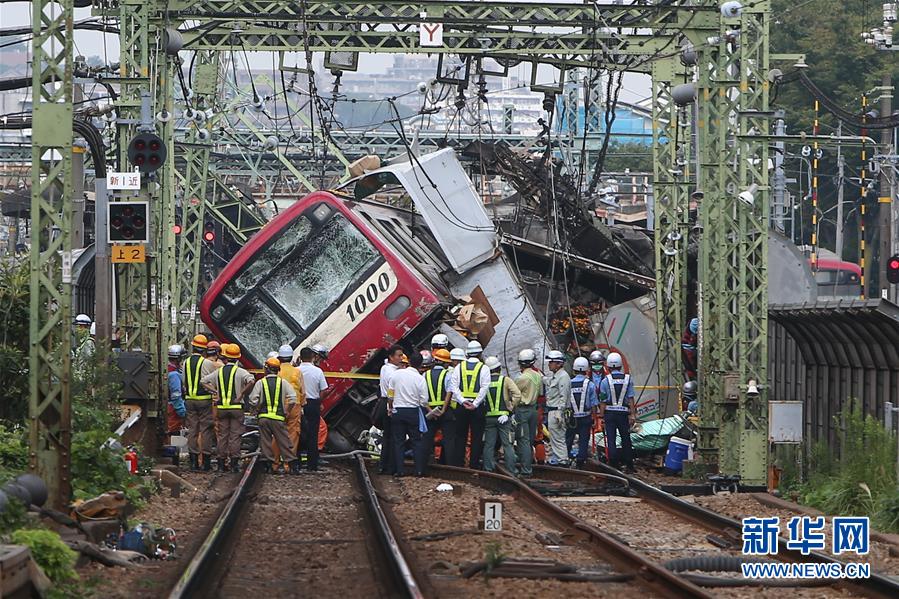 （國(guó)際）（5）日本神奈川縣一電車(chē)與卡車(chē)相撞致1死34傷