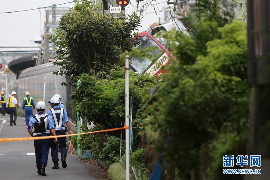 （國(guó)際）（3）日本神奈川縣一電車(chē)與卡車(chē)相撞致1死34傷