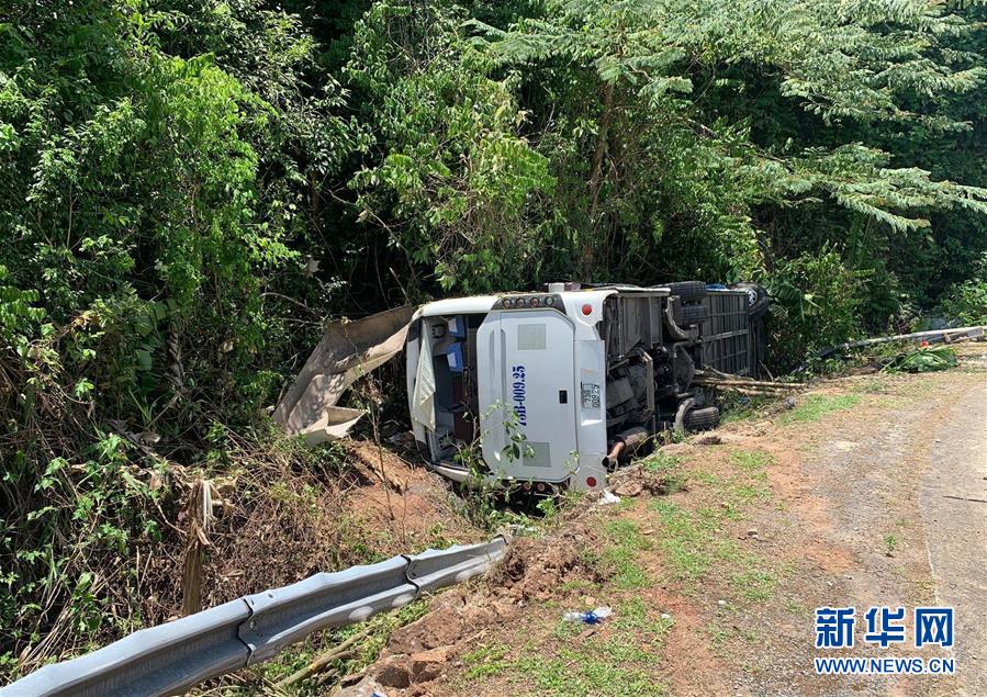 （國(guó)際）（1）越南中部一旅游大巴翻車(chē)致13死